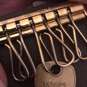 AUTHENTIC Louis Vuitton 6 key ring holder.